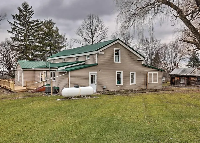 Pet-Friendly Seneca Lake Home With Private Deck